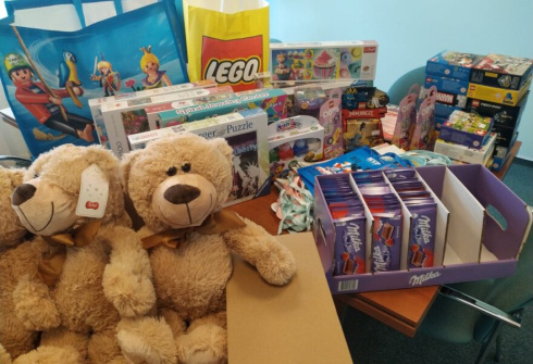 Geschenke zum Kindertag von Troton-Mitarbeitern
