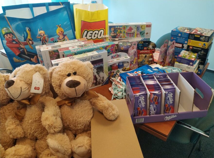 Geschenke zum Kindertag von Troton-Mitarbeitern