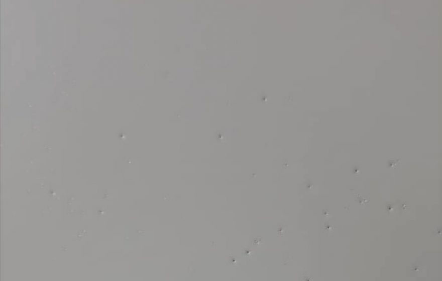 Löcher, nadelartige Einstiche